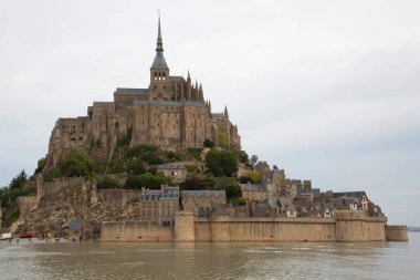 Le Mont-Saint-Michel Fransa 'nın Normandiya kentinde yer alan gelgit adası ve büyük bir kaledir.