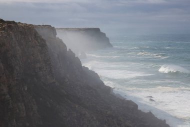 Dalgalar deniz kıyısına çarpıyor