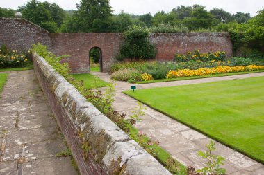 Yeşil çimenleri ve çiçekleri olan güzel bir bahçe