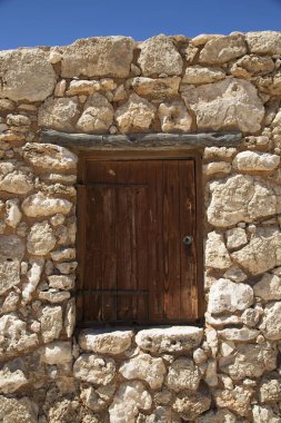 Çölde terk edilmiş eski bir ev 