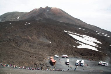 İnsanlar ve ulaşım volkanik vadi sahnesinde
