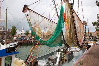 Hollanda 'daki rıhtımda demirlemiş teknelerin görüntüsü