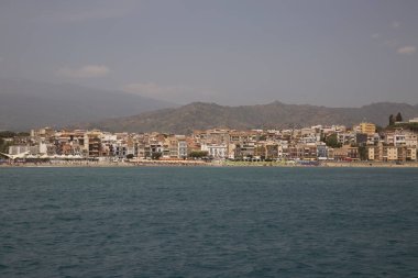 Sahil şehri manzarası ve deniz tepeleri