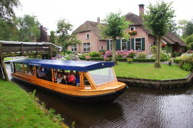 Hollanda 'daki Giethoorn köyünün sakin manzarası