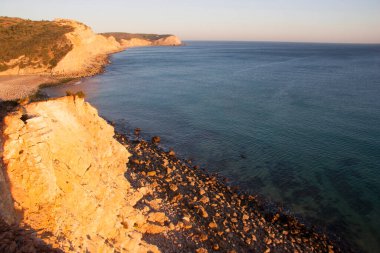 Kayalık kayalık ve deniz manzaralı.
