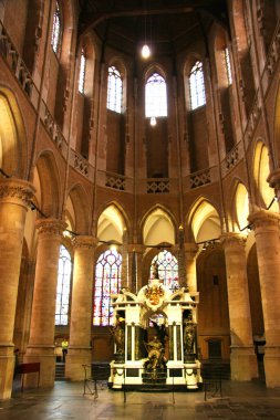 Kasabadaki kilisenin iç manzarası.