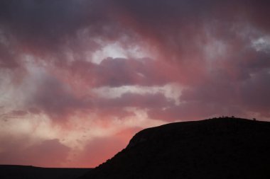 Denizin üzerinde güzel bir gün batımı