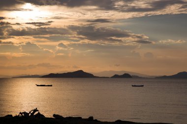Denizin üzerinde güzel bir gün batımı
