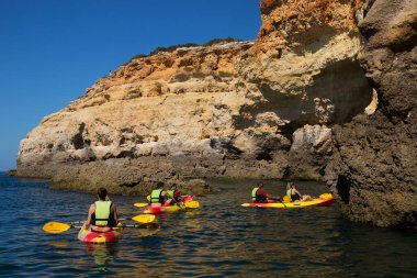 Kıyı boyunca tüm aileyle kano ya da kano gezisi. 