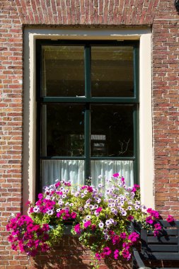 Kırmızı tuğlalı bir pencere