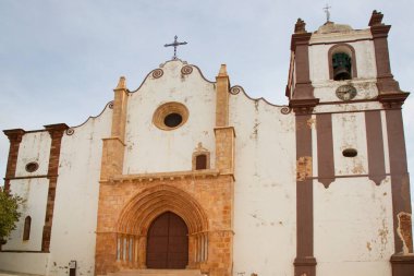 Silves Portekiz 'in güneyindeki Algarve bölgesinde bulunan bir şehir ve belediyedir..