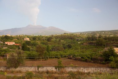 Arka planda dağlar olan vadi manzarası