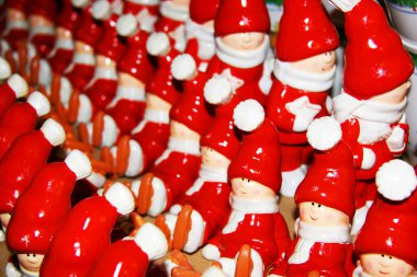 kırmızı seramik Noel oyuncakları