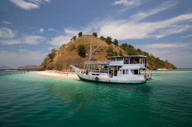 Teknesi ve denizi olan güzel tropikal plajlar