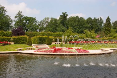 Havuzu ve yeşilliği olan güzel botanik bahçesi manzarası