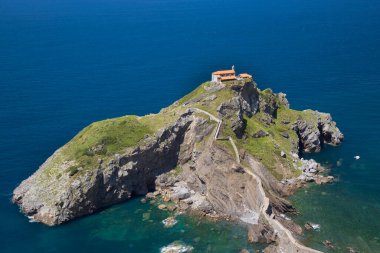 Gaztelugatxe, Bask Bölgesi 'nin Bermeo belediyesine bağlı Biscay kıyısında bir adadır.. 