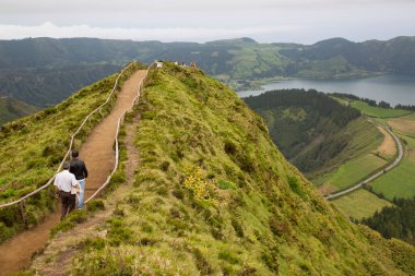 Turistler dağlarda yürüyor ve dinleniyorlar