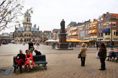 Hollanda 'nın eski Delft kasabası boyunca yürüyen turistler