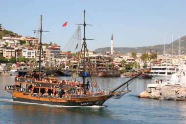 Rıhtımda demirlemiş teknelerin manzarası