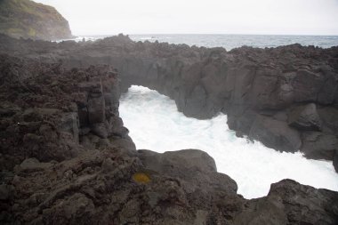 Güzel kayalık sahil manzarası.