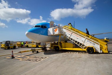 Bir uçağın, yer ekibinin havaalanına gelişi 