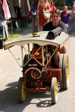 Sergi klasik treni ve parktaki diğer araçlar.