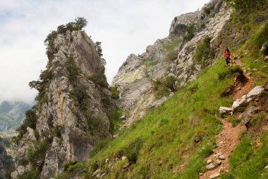 Yamaçlardaki dağlarda yürüyüş.