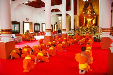 Keşişler Tayland 'daki Budist tapınağında dua ediyorlar.