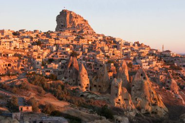 Kapadokya hindisinin ünlü antik kaya evleri, sabahın ilk ışıklarıyla aydınlanıyor.