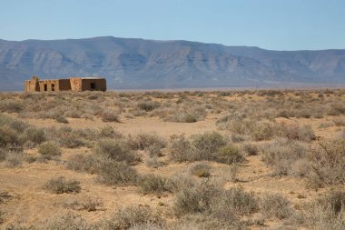 Çöldeki terk edilmiş eski ev. 