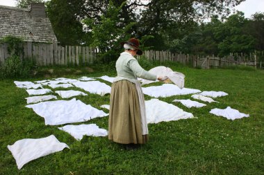 Parkta geleneksel giysili bir kadın.
