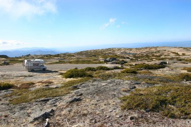 Karavan dağlarda yol alıyor.