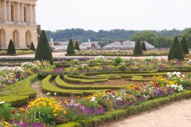 Yeşil çimenleri ve küçük gölü olan güzel bir bahçe.