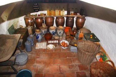 Çeşitli eşya ve hediyelik eşya satan bir dükkan.