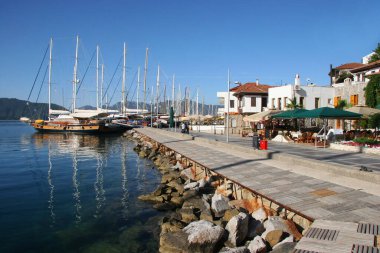 Deniz limanında yatlar ve tekneler 