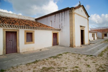 Tropik bölgelerdeki eski beyaz bina, seyahat çekimi.