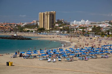 Halkın plaj sahnesinde insanlar gün ışığında