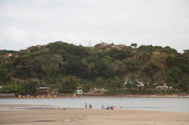 Halkın plaj sahnesinde insanlar gün ışığında