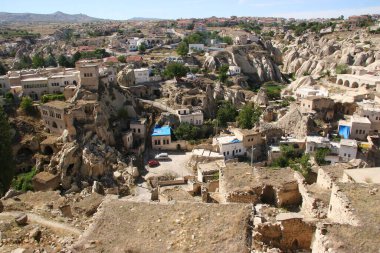 Kapadokya bölgesindeki tipik bir kasaba sert bir volkanik tepenin tepesinden görüldü.
