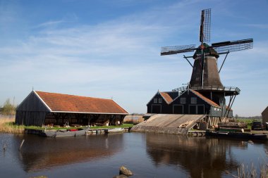 Tekneyle getirilen ve kanaldan işlenen ağaç gövdeleri için hala yel değirmeninde çalışan tarihi eser.