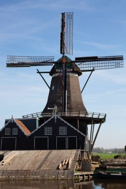 Tekneyle getirilen ve kanaldan işlenen ağaç gövdeleri için hala yel değirmeninde çalışan tarihi eser.