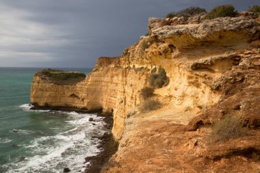 Sahilin ve deniz kıyısındaki kayalıkların dikey görüntüsü.
