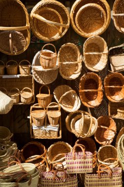 Hasır sepetler açık güneş ışığında pazarda satılmaya hazır.