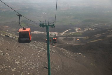 Bir dağ manzarasının tepesinden manzara