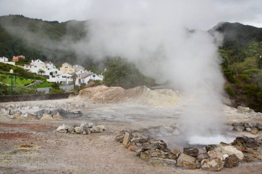 Dağlarda kaynaklar,