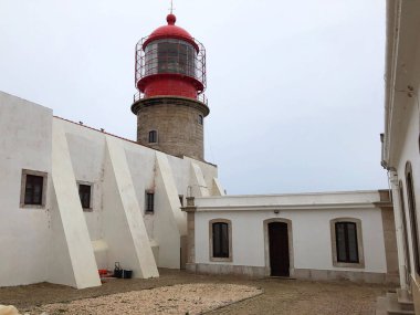 Beyaz duvarlı kırmızı deniz feneri