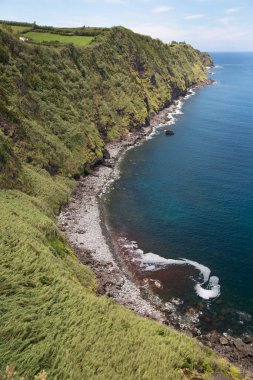 Kayalıklı deniz manzarası 