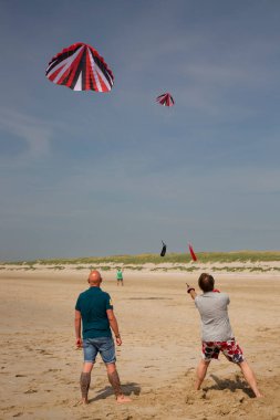 Sahilde uçurtmalı turist manzarası 