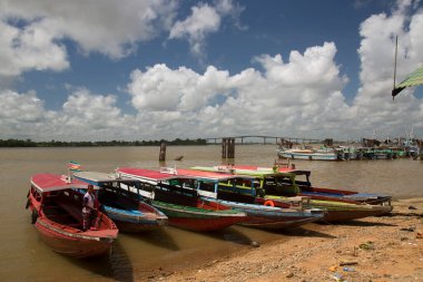 Sahilde balıkçı tekneleri 