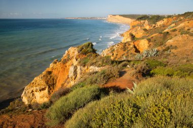 Güzel kayalık deniz manzarası